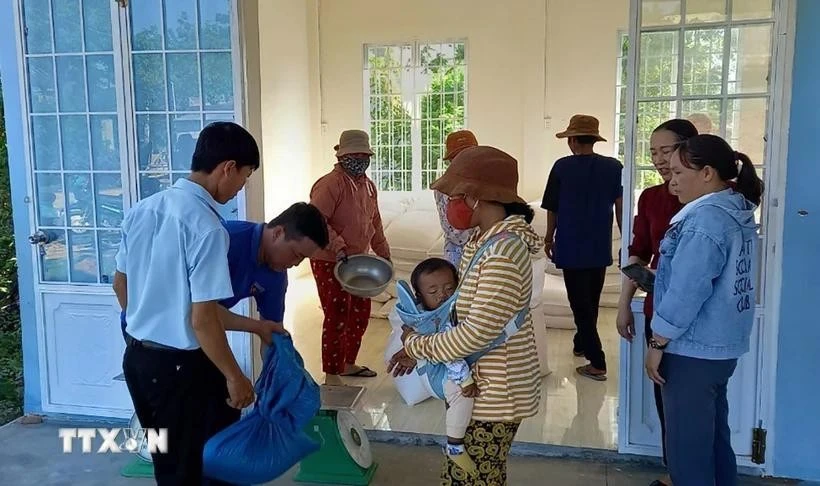 Nearly 3,000 tonnes of rice aid will be allocated to seven provinces to support local people. (Photo: VNA)