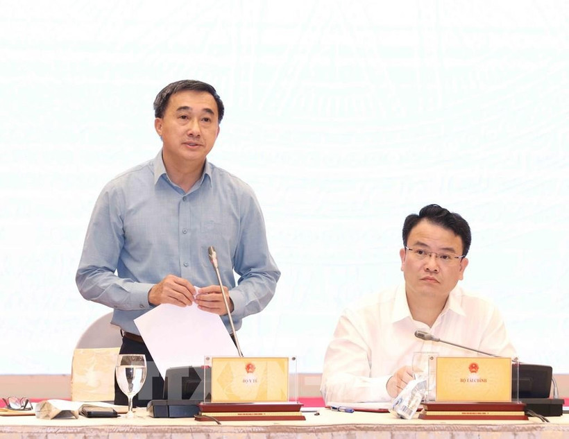 Deputy Minister of Health Tran Van Thuan speaks at the Government’s regular April meeting on May 6. (Photo: VNA)