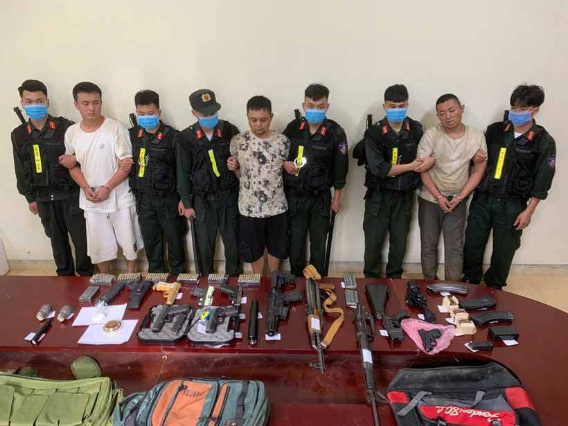 The group of Chinese nationals are arrested for illegal border crossings and the illegal transport of military-grade weapons and suspected narcotics. (Photo: VNA)