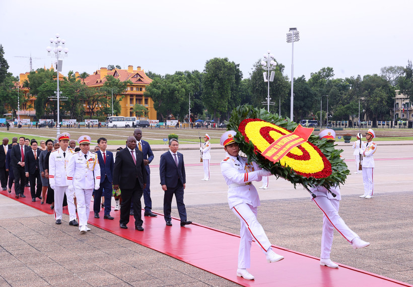 South African President Matamela Cyril Ramaphosa and his entourage pay tribute to President Ho Chi Minh at his Mausoleum on October 23. (Photo: VNA)