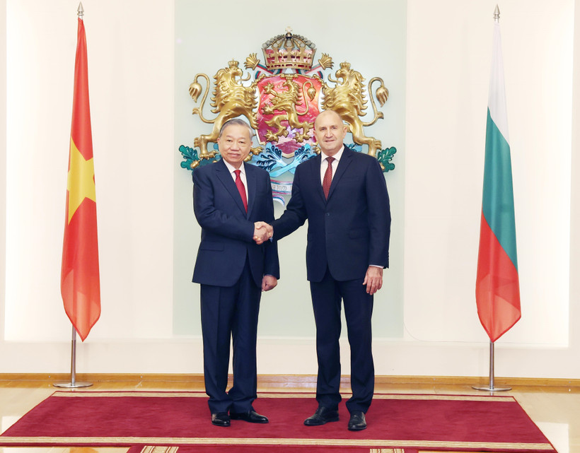 Party General Secretary To Lam (L) and Bulgarian President Rumen Radev at the Presidential Palace in Sofia on October 23. (Photo: VNA)