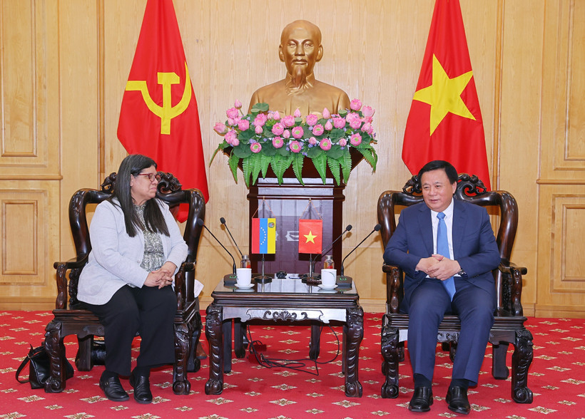 President of the Ho Chi Minh National Academy of Politics (HCMA) and Chairman of the Central Theory Council Professor Dr. Nguyen Xuan Thang meets with Venezuela’s Deputy Minister of Foreign Affairs in charge of Asia, the Middle East, and Oceania Tatiana Pugh Moreno in Hanoi on October 23. (Photo: VNA)