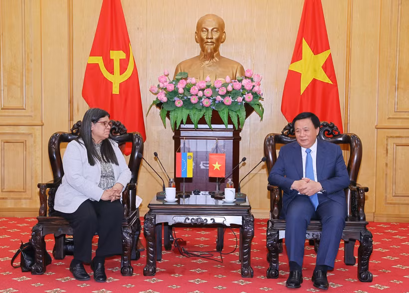 President of the Ho Chi Minh National Academy of Politics (HCMA) and Chairman of the Central Theory Council Professor Dr. Nguyen Xuan Thang meets with Venezuela’s Deputy Minister of Foreign Affairs in charge of Asia, the Middle East, and Oceania Tatiana Pugh Moreno in Hanoi on October 23. (Photo: VNA)