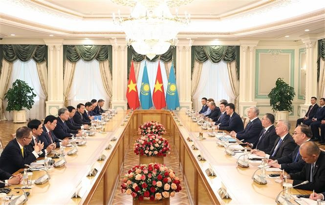 At the talks between General Secretary of the Central Committee of the Communist Party of Vietnam To Lam and Kazakh President Kassym-Jomart Tokayev on May 6. (Photo: VNA)