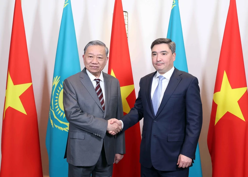 General Secretary of the Communist Party of Vietnam Central Committee To Lam (L) and Kazakh Prime Minister Olzhas Bektenov (Photo: VNA)