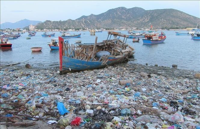 Over 11 million tonnes of plastic end up in the oceans each year, threatening biodiversity, food chain, and livelihoods of millions of people. (Photo: VNA)