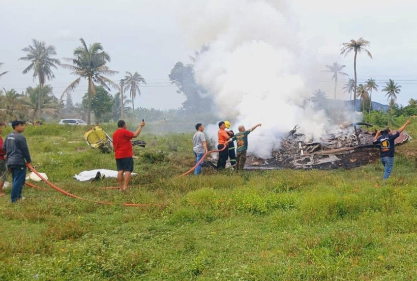 Rescue workers and firefighters douse flames after a police helicopter crashed in Muang district of Prachuap Khiri Khan on May 24. (Photo: Fire & Rescue Thailand Facebook page)