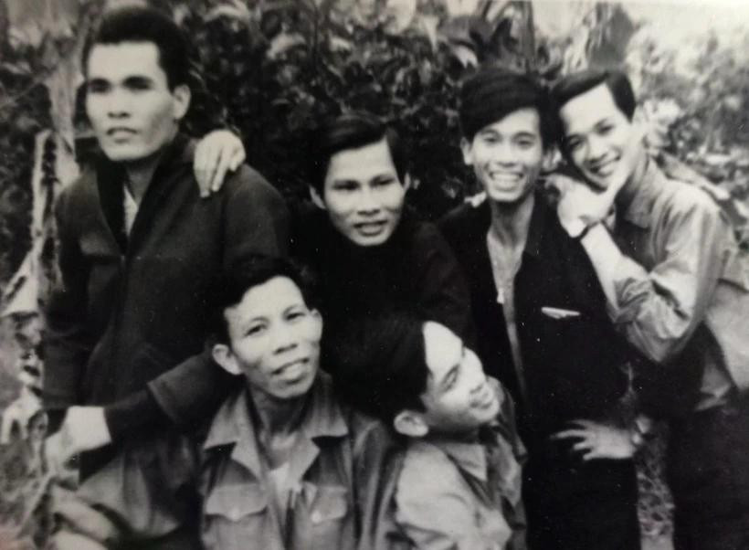 Reporter Le Nam Thang of the Liberation News Agency (second from left) (Photo: VNA)