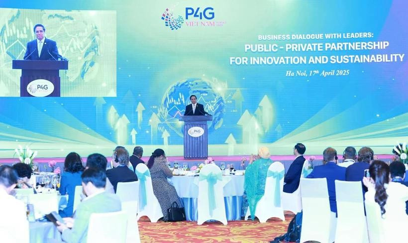 Prime Minister Pham Minh Chinh presides over a dialogue between leaders and the business community on public-private partnership for innovation and sustainability held in Hanoi on April 17. (Photo: VietnamPlus)