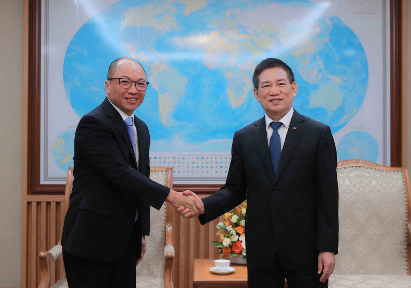 Deputy Prime Minister Ho Duc Phoc (R) receives President of Toyota Motor Asia Tien Quoc Hao on September 25. (Photo: VNA)