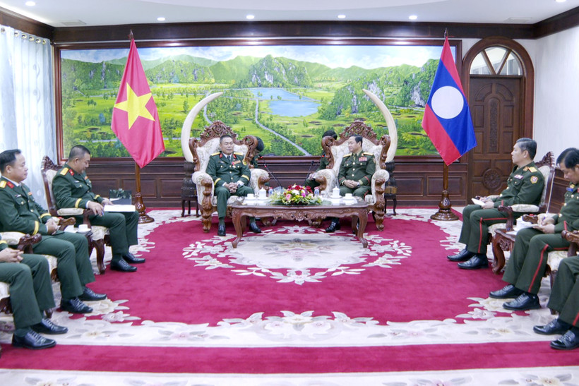 Lao Minister of National Defence Senior Lieutanent General Khamlieng Outhakaysone receives Colonel Phan Huu Thang, freshly appointed defence attaché, on September 25. (Photo: VNA)