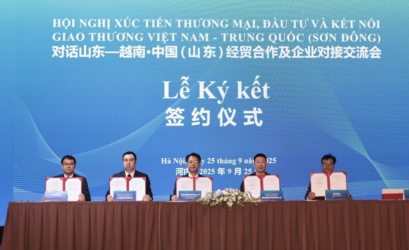 Various cooperation agreements are signed between Vietnamese and Chinese enterprises at the conference. (Photo: VNA)