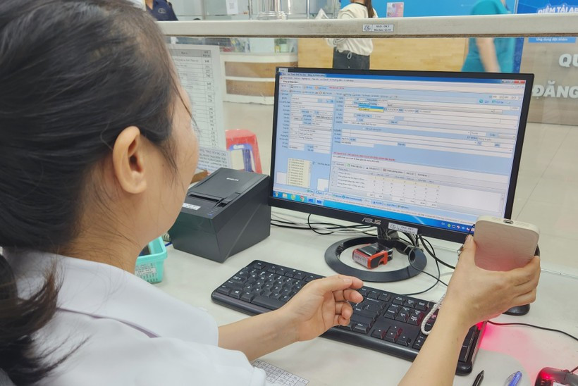 The healthcare sector is stepping up digital transformation to create favourable conditions for patients. (Photo: VietnamPlus)
