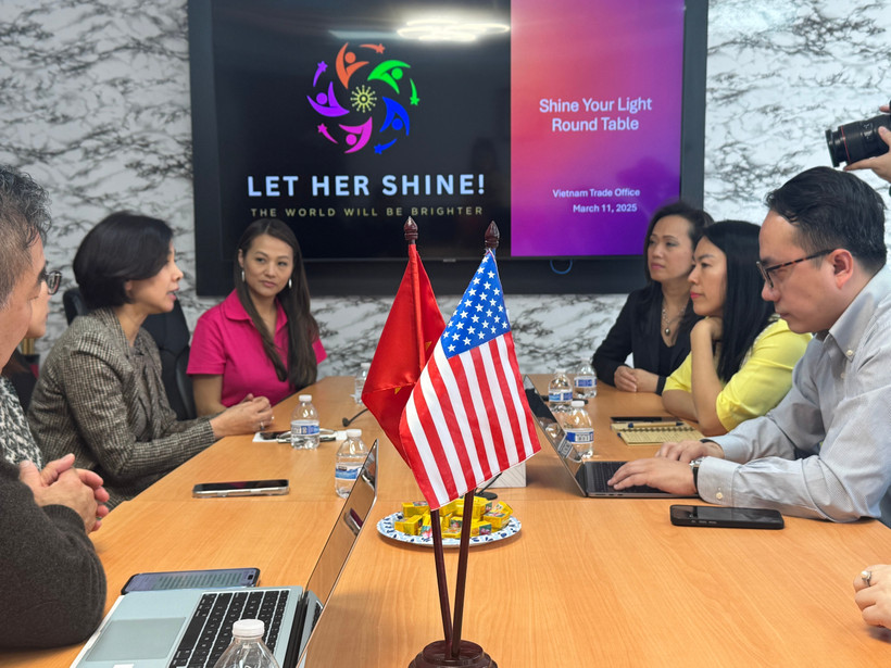 At the roundtable jointly held by the Vietnamese trade office and Let Her Shine. (Photo: VNA)
