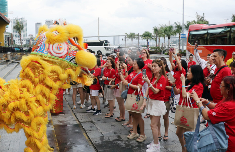 Foreign visitors are welcomed at the Ha Long International Cruise Port. (Photo: VNA)