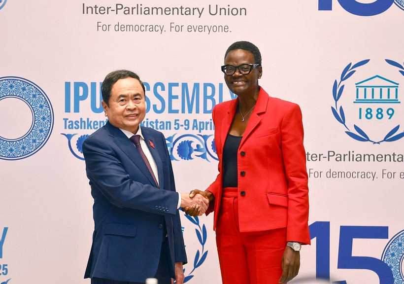 National Assembly Chairman Tran Thanh Man (left) meets with Inter-Parliamentary Union (IPU) President Tulia Ackson in Tashkent, Uzbekistan, on April 6. (Photo: VNA)