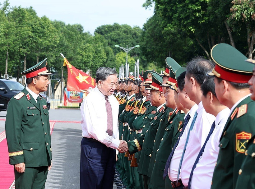 Party General Secretary To Lam and officials of Army Corps 12 on August 5. (Photo: VNA)