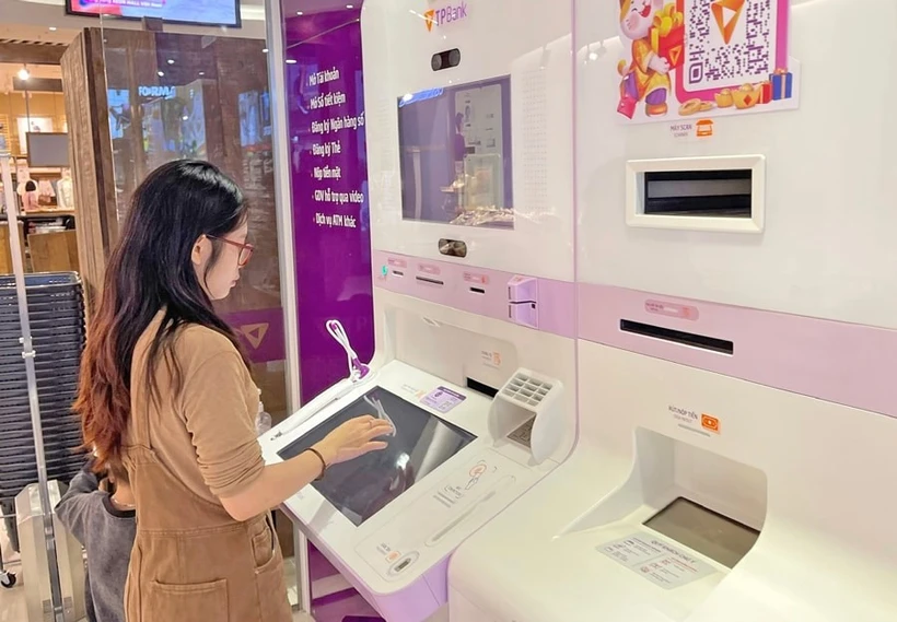 A customer at TPBank's LiveBank - the first auto banking system in Vietnam (Photo: Hanoimoi.vn)