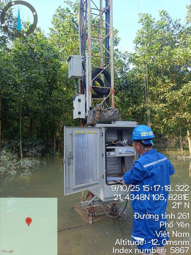 VNPT staff are working tirelessly to restore communications network in typhoon-hit localities. (Photo: VNA)