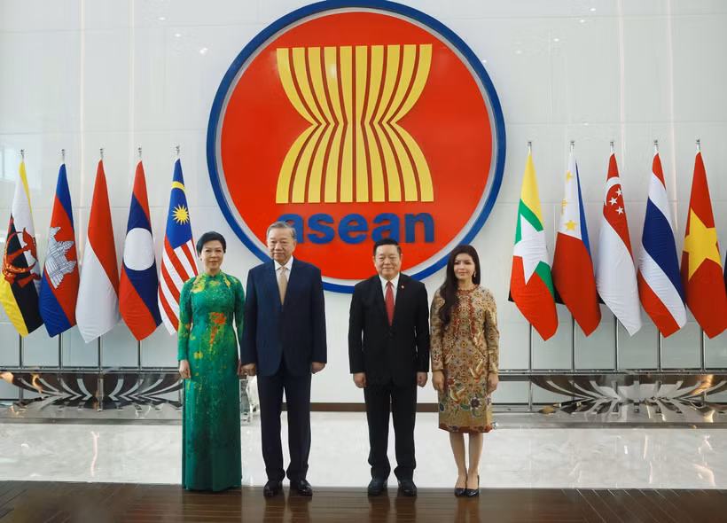 Party General Secretary To Lam (second, left) and his spouse Ngo Phuong Ly (first, left) visit the ASEAN Secretariat on March 10. (Photo: VNA) 