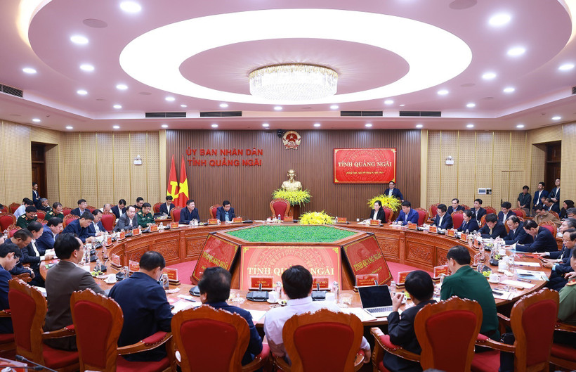 PM Pham Minh Chinh has a working session with leaders of Quang Ngai province on February 9. (Photo: VNA)