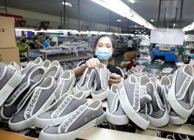 The domestic footwear and handbag industry's biggest challenges are new standards on sustainable development of major importing countries. (Photo: VNA)