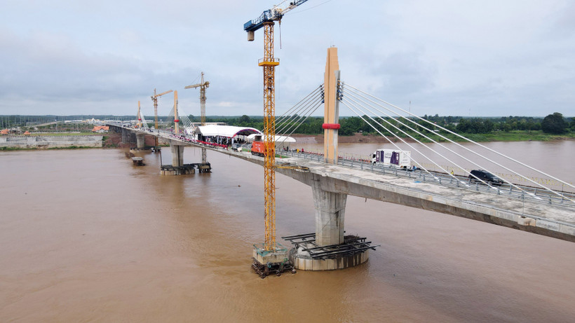 Laos and Thailand put the final touches to their friendship bridge No.5 on June 6. (Photo: VNA)