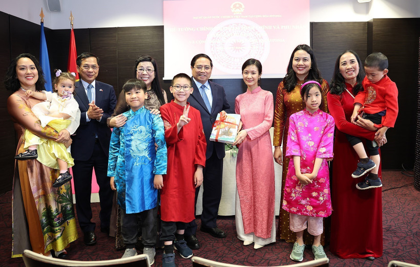Prime Minister Pham Minh Chinh meets with the Vietnamese community in Estonia on June 7 morning. (Photo: VNA)
