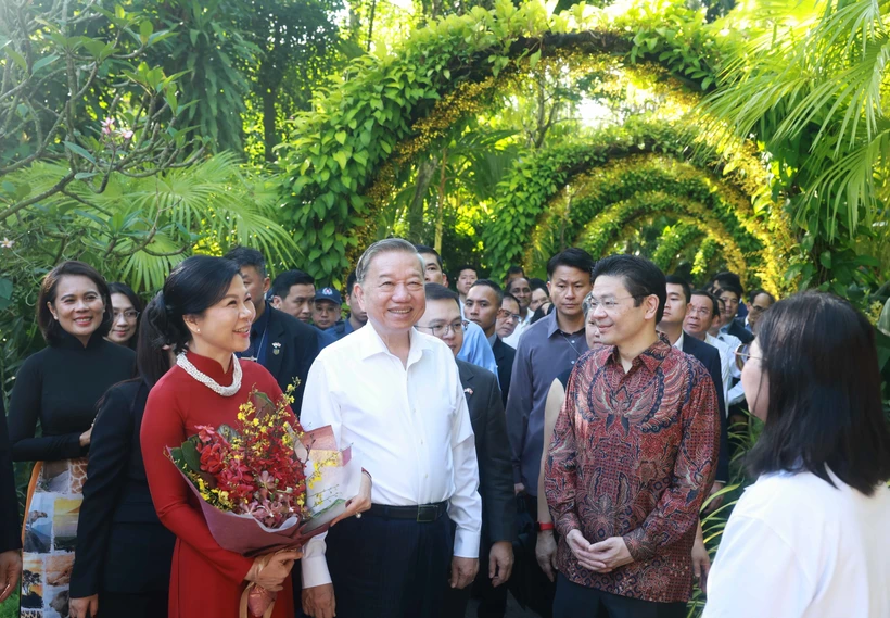 Party General Secretary To Lam (front, centre), his spouse Ngo Phuong Ly (front, left), and Singaporean Prime Minister Lawrence Wong tour the Singapore Botanic Gardens on March 12. (Photo: VNA)