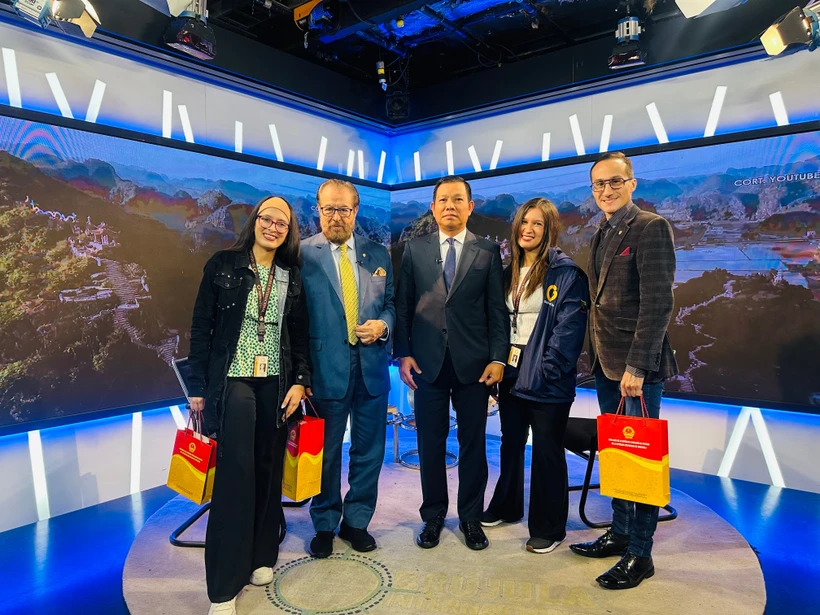 Guest speakers at the Globovisión TV programme titled “Vietnamese revolutionary heroism: from the struggle for independence to national construction journey” on April 23 (Photo: VNA)