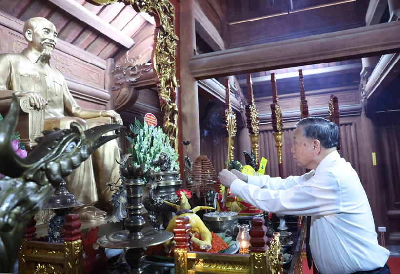 Party General Secretary To Lam offers incense in tribute to President Ho Chi Minh. (Photo: VNA)