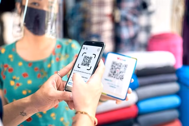 A shopper uses VietQR, a non-cash payment method developed by Napas. (Photo courtesy of Napas)