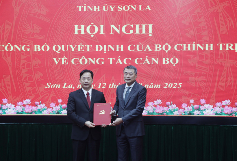 Politburo member, Secretary of the Party Central Committee, and Chairman of its Organisation Commission Le Minh Hung (R) presents the appointment decision to Nghiem Van Hoang. Hoang will be the Secretary of the Son La provincial Party Committee for the 2025–2030 term from October 15. (Photo: VNA)