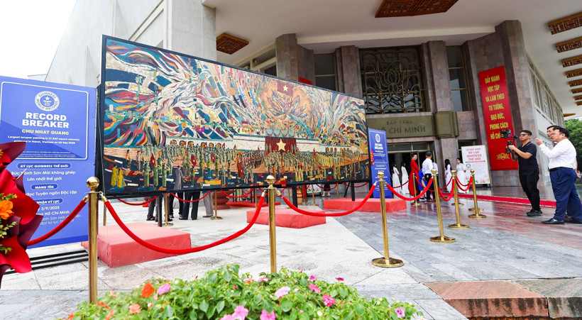 The artwork “President Ho Chi Minh Proclaiming the Declaration of Independence” measures 2.4 metres by 7.2 metres, spanning over 17 square metres. (Photo: VNA)