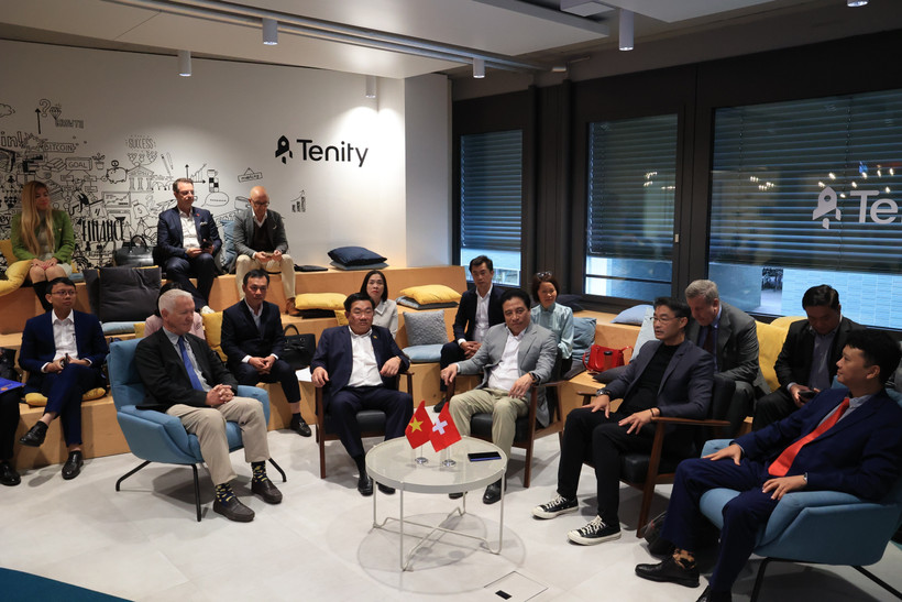 The discussion between the Khanh Hoa delegation and the Swiss-Vietnamese Economic Forum (Photo: VNA)