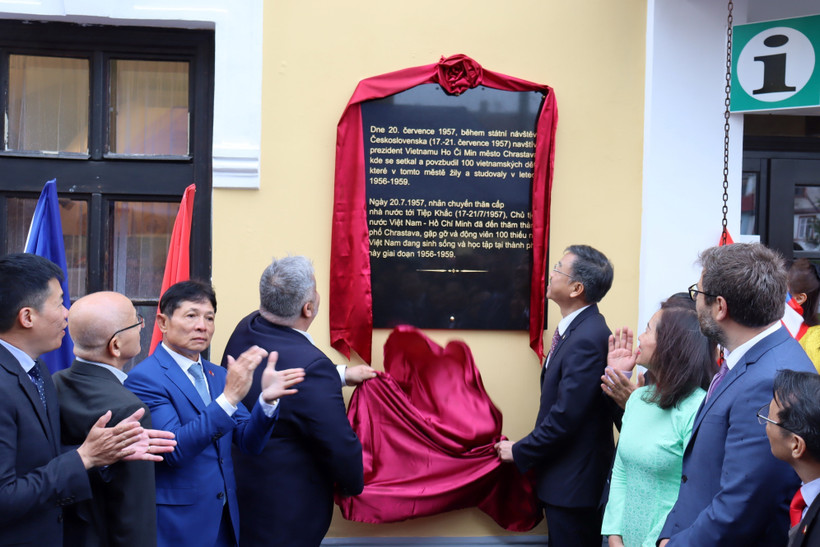 At the inauguration of the memorial plaque marking the historic 1957 visit of President Ho Chi Minh to the Czech town of Chrastava (Photo: VNA)