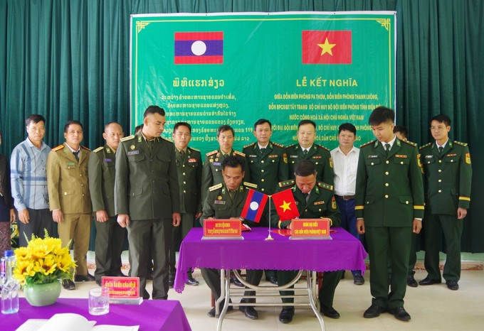Representatives of the Pa Thom border guard station of Dien Bien province and Border Guard Company 119 of Laos’ Phongsaly province sign the document on the twinning relationship on May 26. (Photo: VNA)