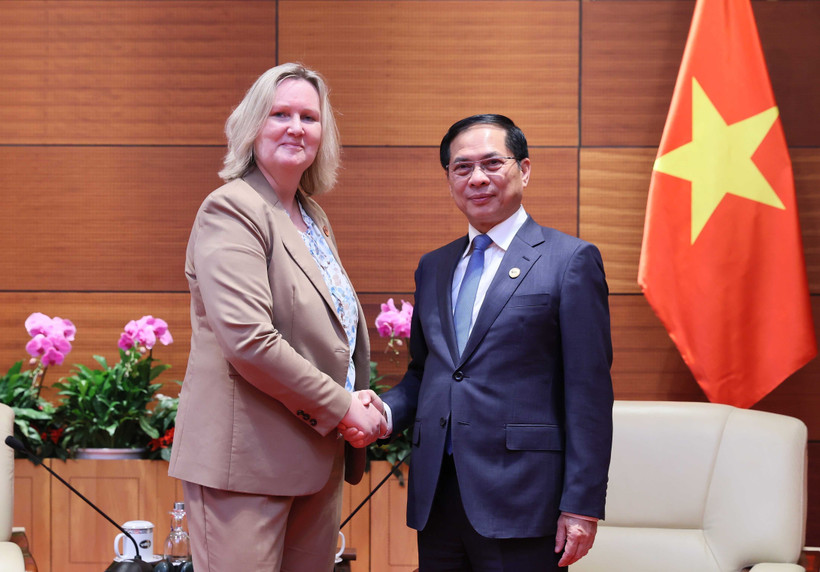 Deputy Prime Minister Bui Thanh Son (R) and Lina Hansen, State Secretary for Trade and Investments at Denmark’s Ministry of Foreign Affairs. (Photo: VNA)