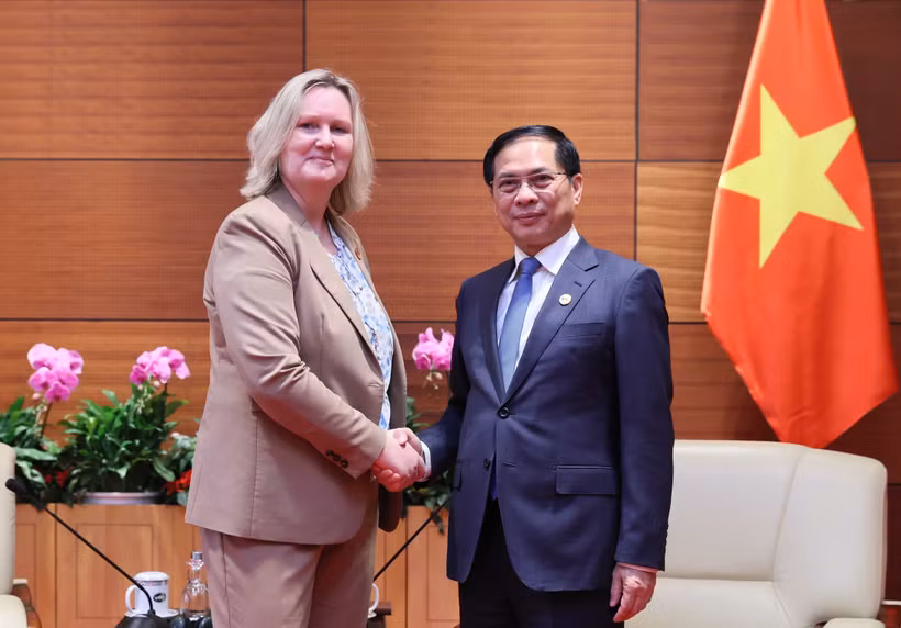 Deputy Prime Minister Bui Thanh Son (R) and Lina Hansen, State Secretary for Trade and Investments at Denmark’s Ministry of Foreign Affairs. (Photo: VNA)