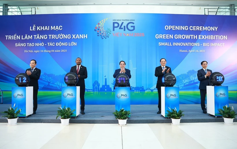 PM Pham Minh Chinh (centre) and delegates kick off the Green Growth Exhibition in Hanoi on April 16. (Photo: VNA)