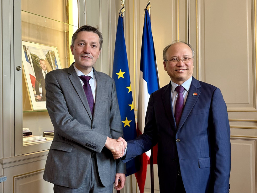 Ambassador Dinh Toan Thang (R) and Bertrand Gaume, Prefect of the Hauts-de-France region. (Photo: VNA)