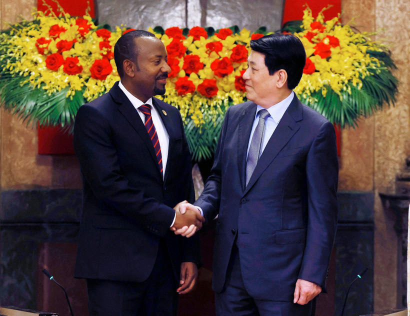 State President Luong Cuong (R) welcomes Ethiopian Prime Minister Abiy Ahmed Ali in Hanoi on April 16. (Photo: VNA)