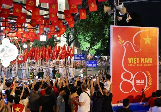 People gather to watch full-dress rehearsal for National Day celebrations. (Photo: VNA) 
