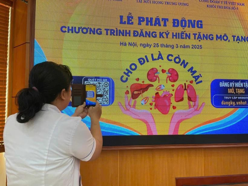 A medical professional is scanning the QR code to register for organ donation. (Photo: VNA)