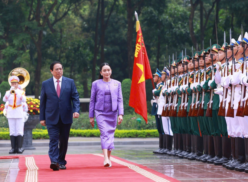 Prime Minister Pham Minh Chinh hosts a red-carpet welcome ceremony for Thai Prime Minister Paetongtarn Shinawatra in Hanoi on May 16. (Photo: VNA)