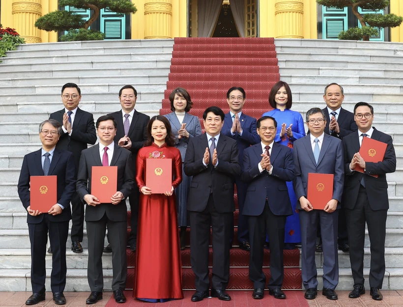 State President Luong Cuong (centre) and the newly-promoted ambassadors (Photo: VNA)