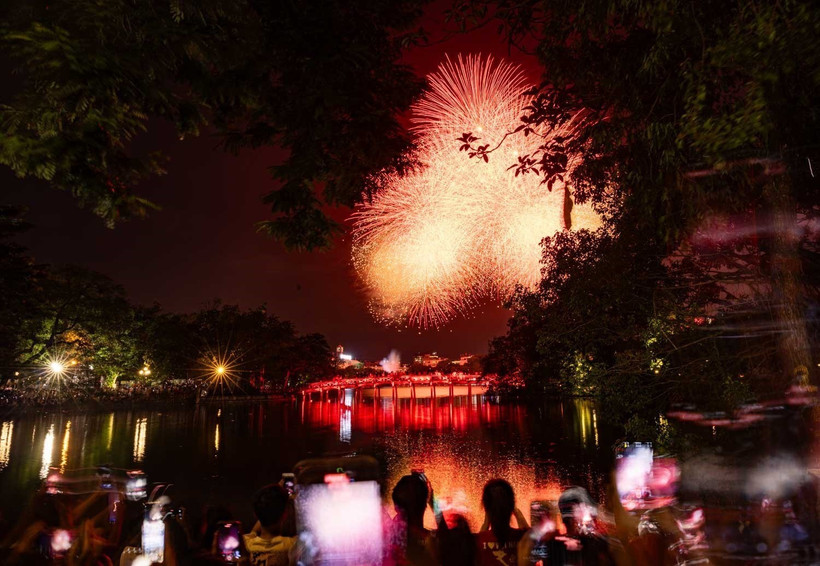 Fireworks illuminate the Hanoi sky in celebration of National Day. (Photo: VNA)