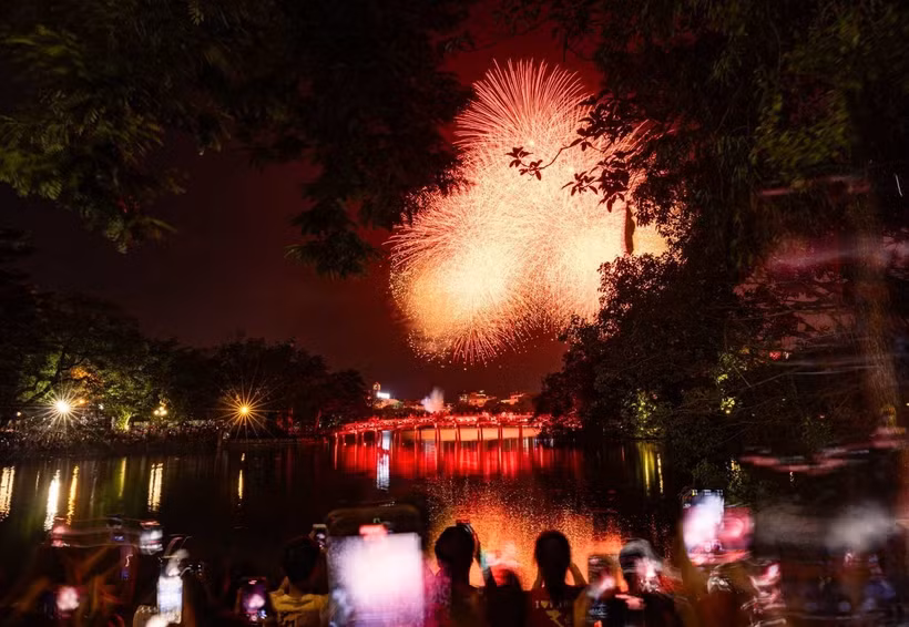 Fireworks illuminate the Hanoi sky in celebration of National Day. (Photo: VNA)