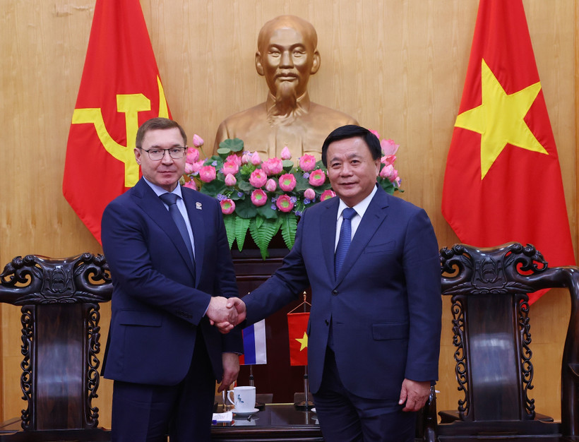 Politburo member Nguyen Xuan Thang, President of the Ho Chi Minh National Academy of Politics and Chairman of the Central Theory Council (R) and Vladimir Yakushev, Secretary of the General Council of the United Russia Party (URP) and First Vice Chairman of the Federation Council of the Russian Federal Assembly (Photo: VNA)