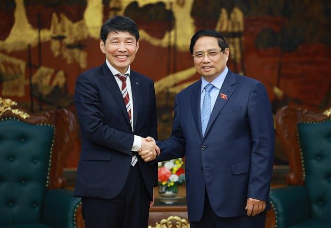 Prime Minister Pham Minh Chinh (R) receives Governor of Gunma prefecture Yamamoto Ichita in Hanoi on October 21. (Photo: VNA)